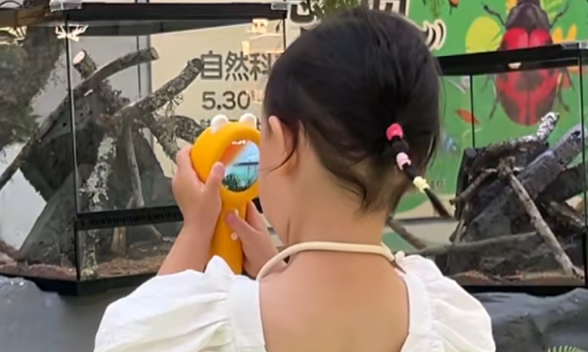 孩子使用百问兔兔探索自然
